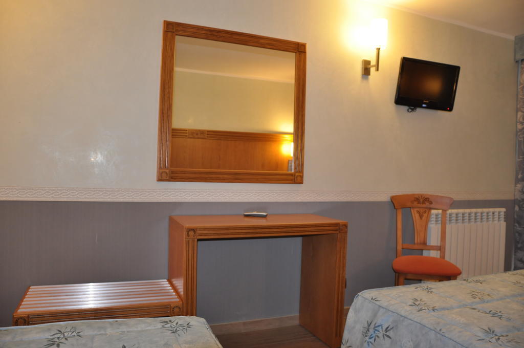 Hostal La Font Os de Civís Room photo