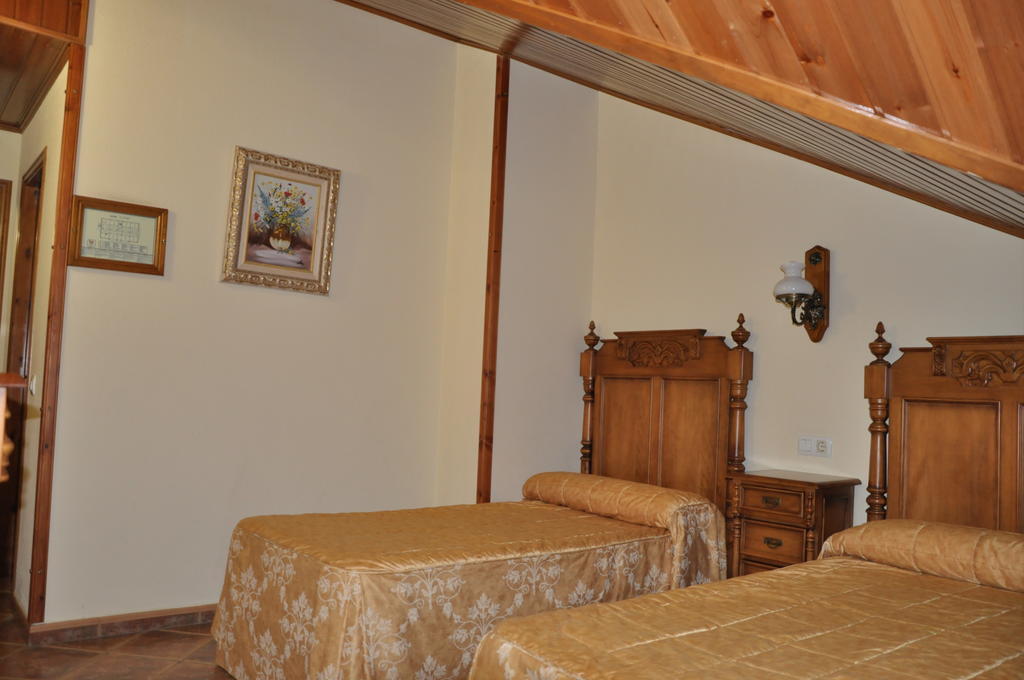 Hostal La Font Os de Civís Room photo