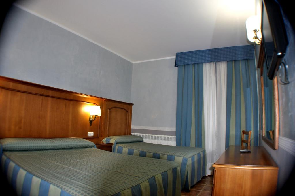 Hostal La Font Os de Civís Room photo