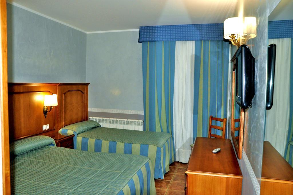 Hostal La Font Os de Civís Room photo