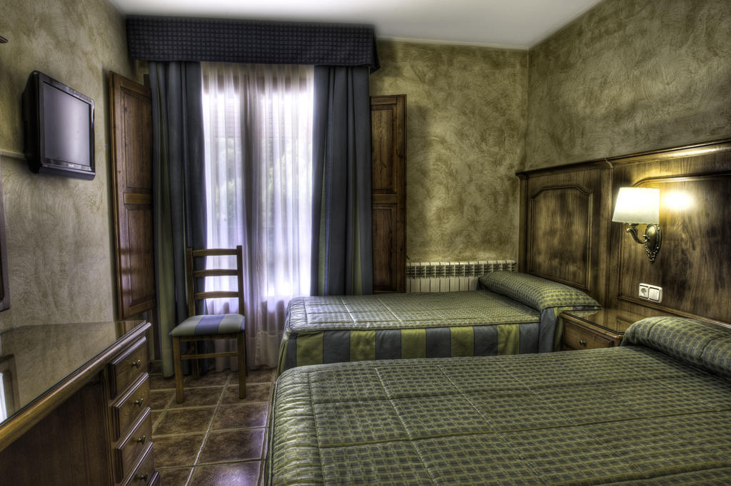 Hostal La Font Os de Civís Room photo